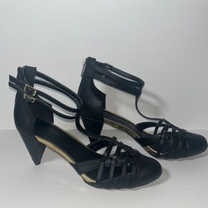 Women’s black heels size 9, like new conditions.